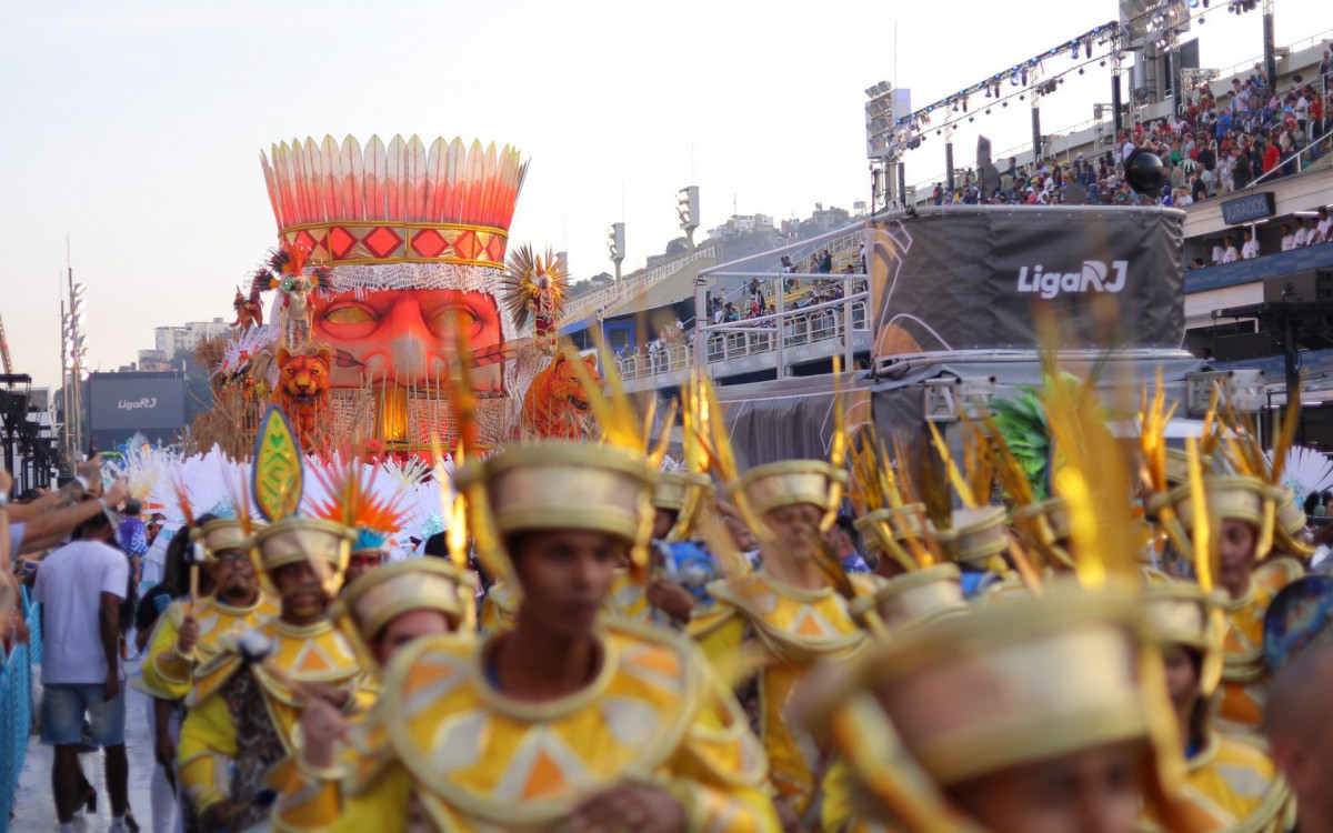 A Acad&ecirc;micos do Sossego foi a &uacute;ltima a desfilar e encerrou o primeiro dia de Carnaval na manh&atilde; desta quinta-feira (21) com o enredo 'Vis&otilde;es Xam&acirc;nicas'  - Riotur/ Thiago Lara