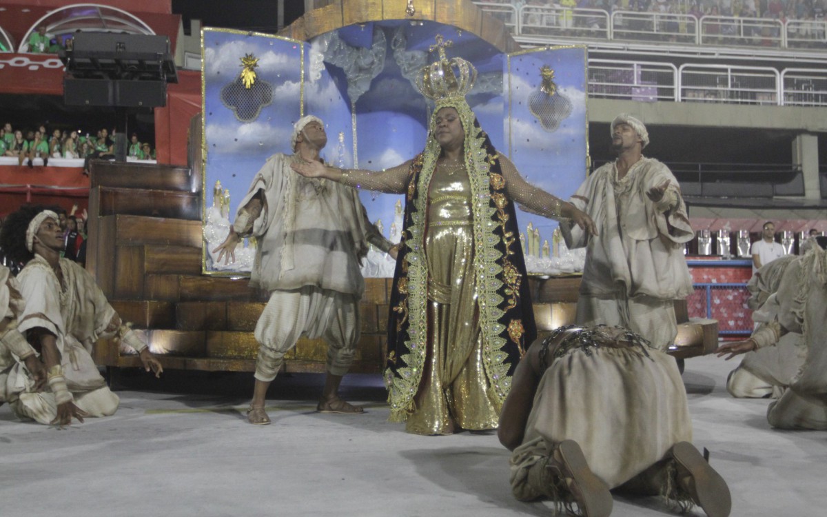 A atriz Cacau Prot&aacute;sio representou Nossa Senhora Aparecida na comiss&atilde;o de frente da Uni&atilde;o da Ilha - Marcos Porto/Ag&ecirc;ncia O Dia