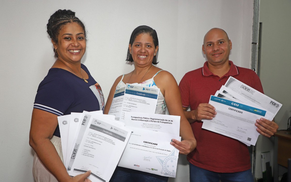 Orgulhosos os servidores exibem as certifica&ccedil;&otilde;es da CGU e do TCE 