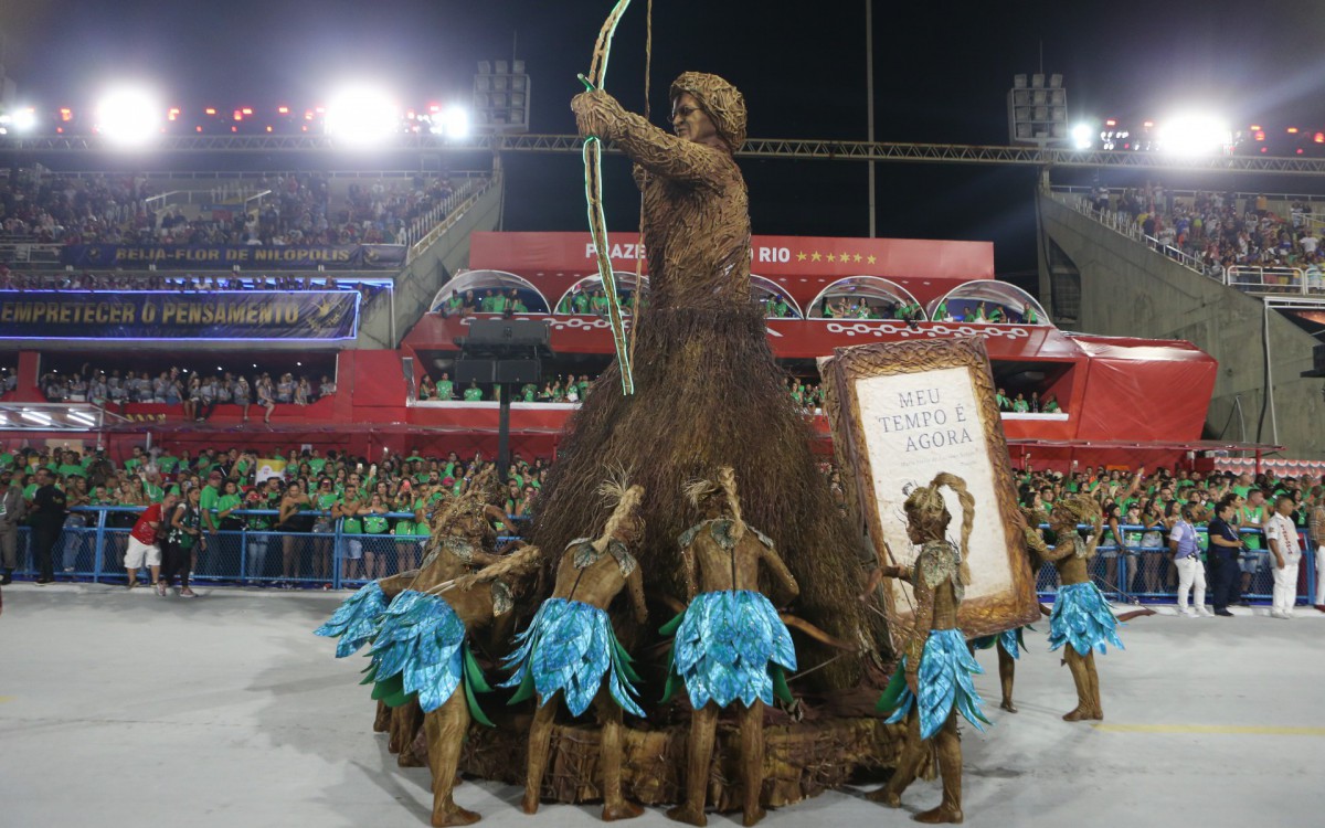 A comiss&atilde;o de frente 'A flecha certeira de Od&eacute;' trouxe laser verde e livro em homenagem &agrave; m&atilde;e Stella de Ox&oacute;ssi - Cl&eacute;ber Mendes/Ag&ecirc;ncia O Dia