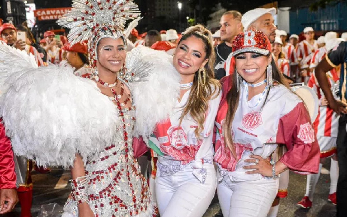 Lexa posa com a irmã, Wenny Isa, e a mãe, Darlin Ferrattry - Webert Belicio / Ag. News