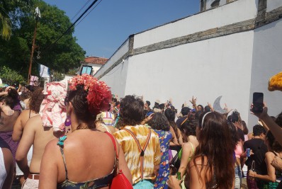 Foliões lotam blocos de rua não oficiais no Centro do Rio 