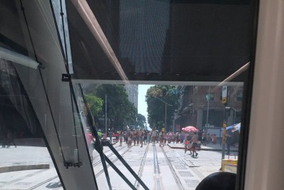 Bloco atrapalhou passagem de VLT no Centro do Rio - Reprodu&ccedil;&atilde;o / Redes Sociais