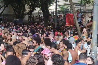 Sem banheiros químicos, foliões urinam pelas ruas do Centro do Rio - Reprodução / Redes Sociais