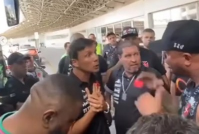 Torcedores do Vasco protestam contra Zé Ricardo antes de embarque: 'Não gostamos do seu trabalho'