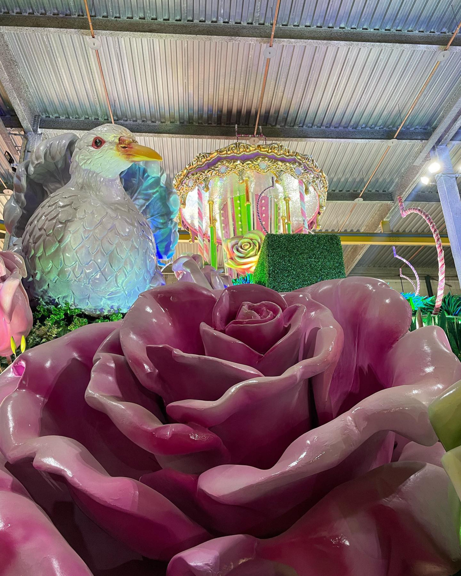 O carnavalesco Leandro Vieira promete um desfile carregado no verde e rosa para o enredo 