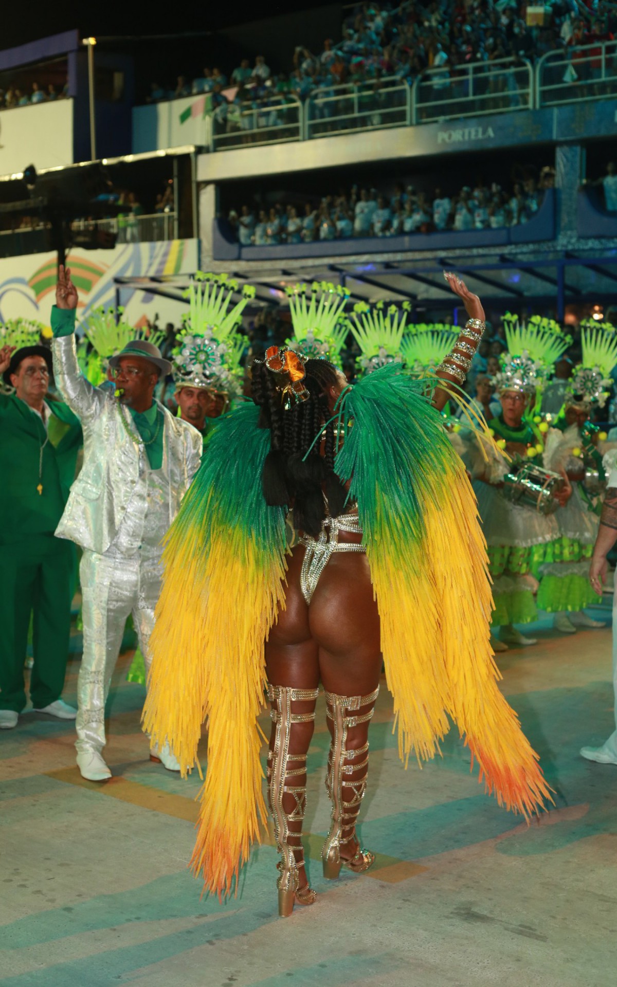 Iza mostra samba no p&eacute; e corp&atilde;o escultural na Marqu&ecirc;s de Sapuca&iacute;