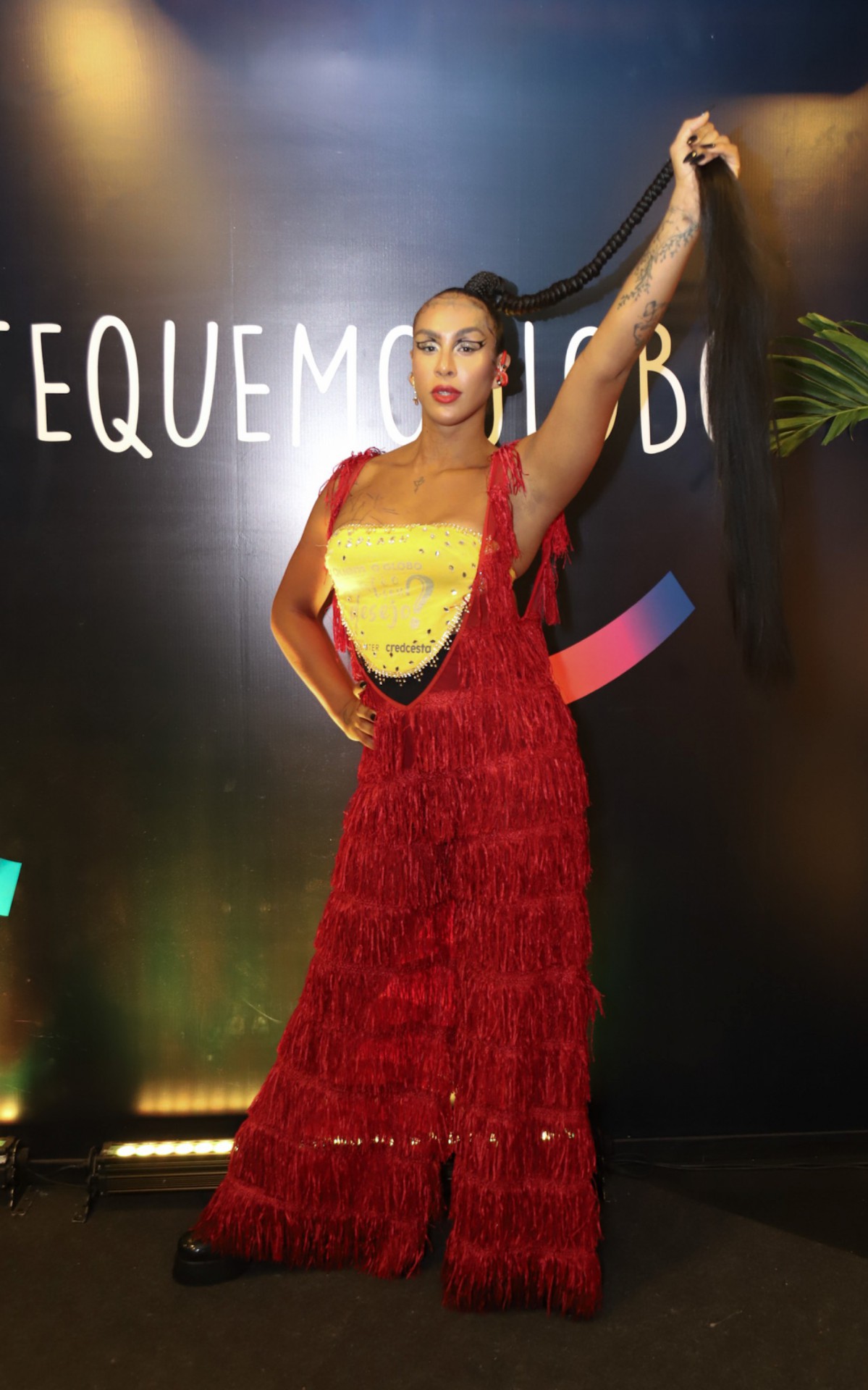 Linn da Quebrada no primeiro dia de desfile das escolas de samba na Sapuca&iacute;