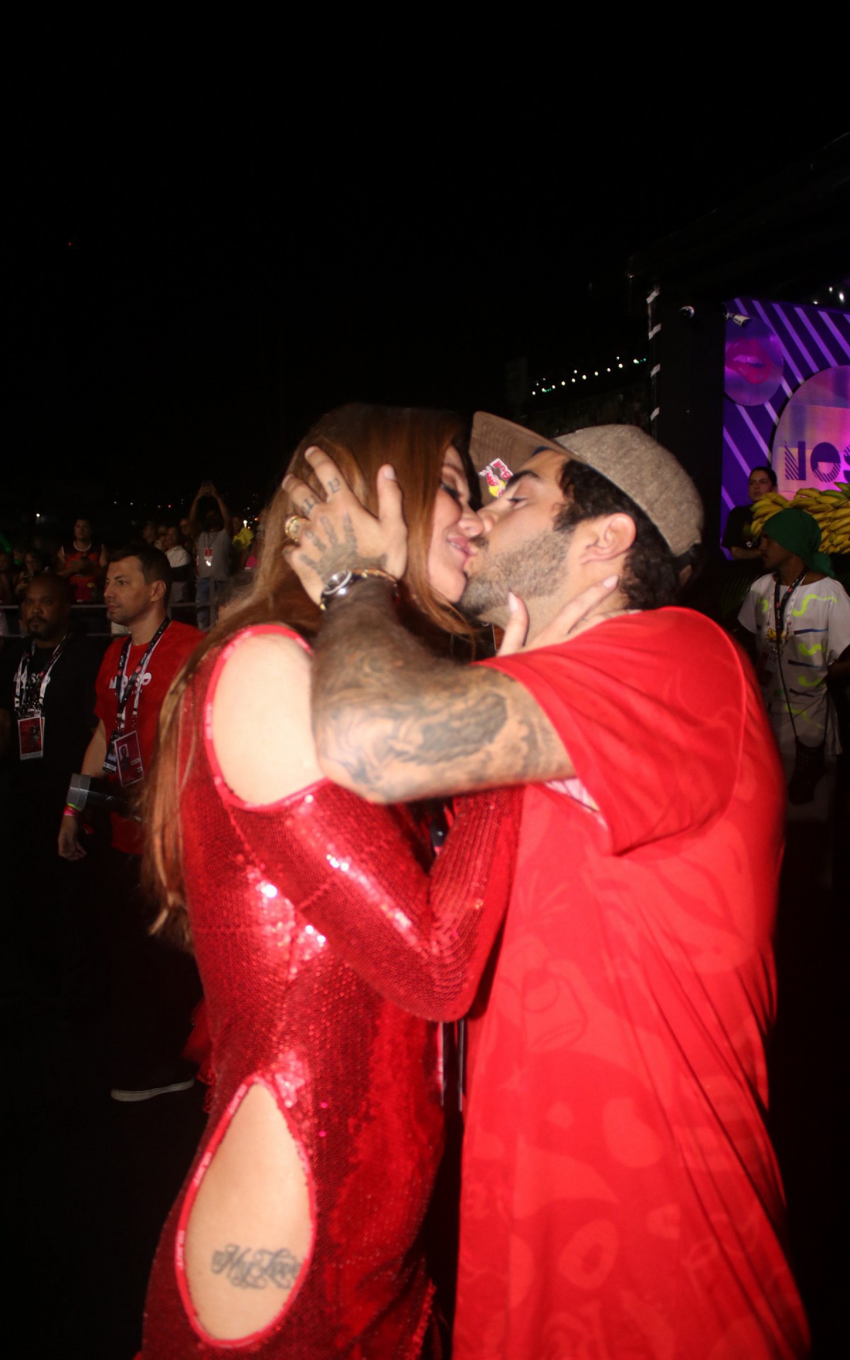 Cintia Dicker e Pedro Scooby beijam muito em camarote na Sapuca&iacute;