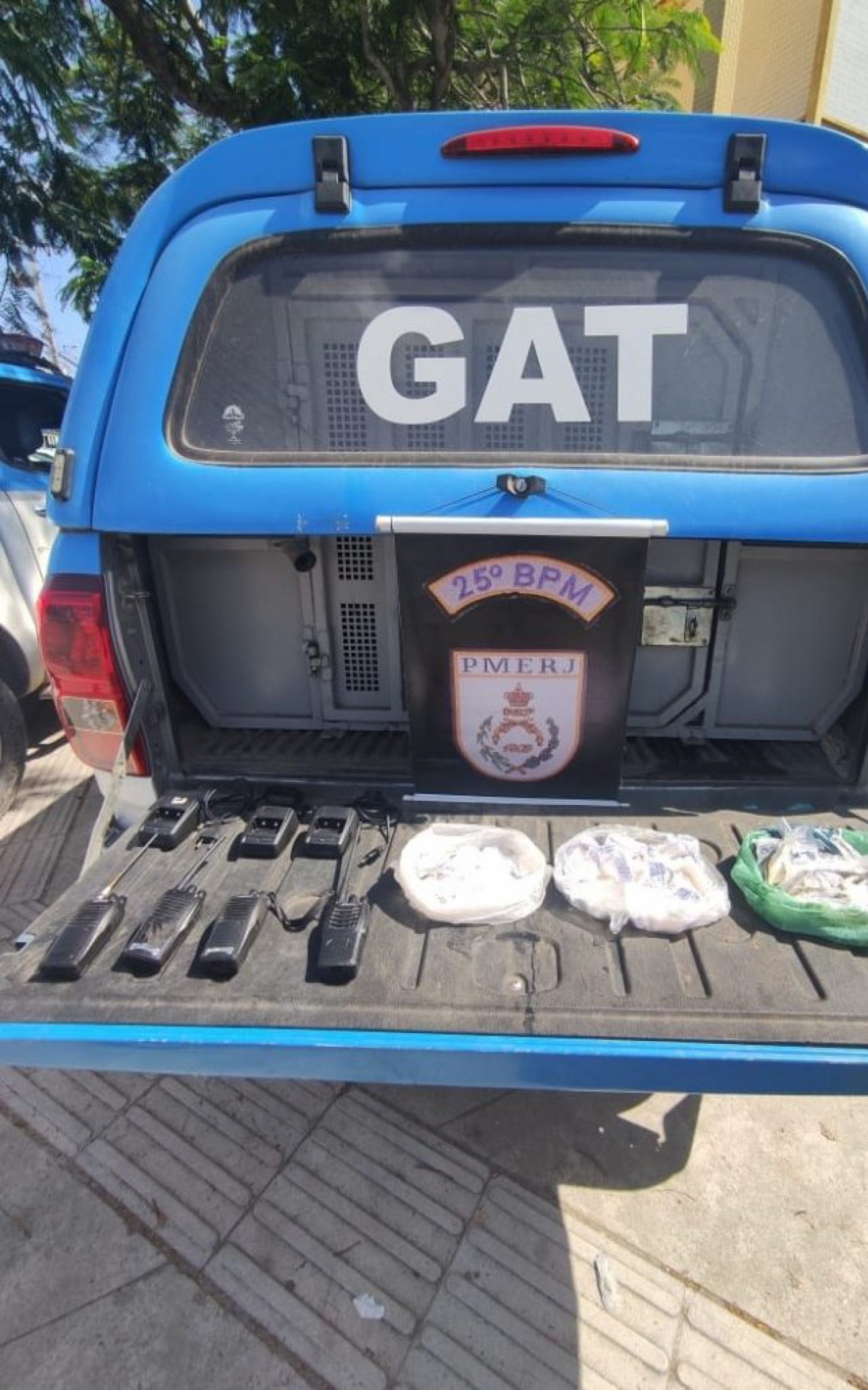 Dois suspeitos de tr&aacute;ico de drogas s&atilde;o presos pela Pol&iacute;cia Militar em Cabo Frio e Saquarema
