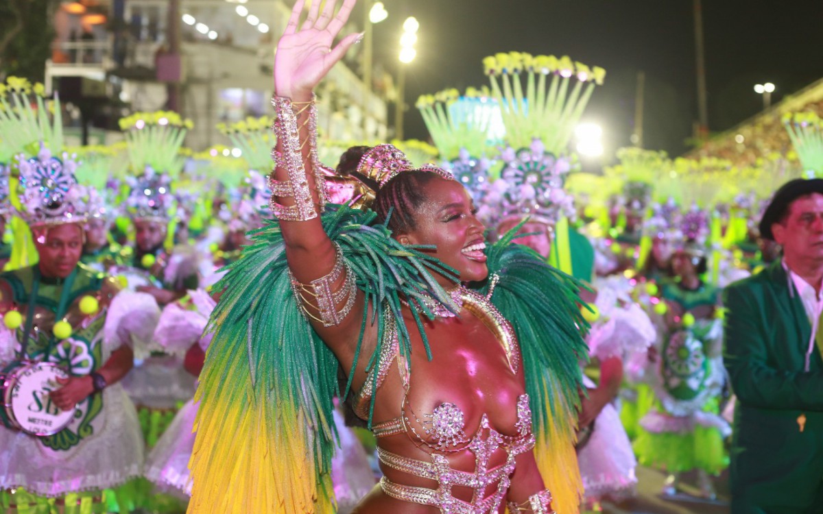 Iza mostra samba no p&eacute; e corp&atilde;o escultural na Marqu&ecirc;s de Sapuca&iacute;