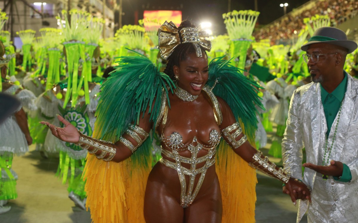 Iza mostra samba no p&eacute; e corp&atilde;o escultural na Marqu&ecirc;s de Sapuca&iacute;