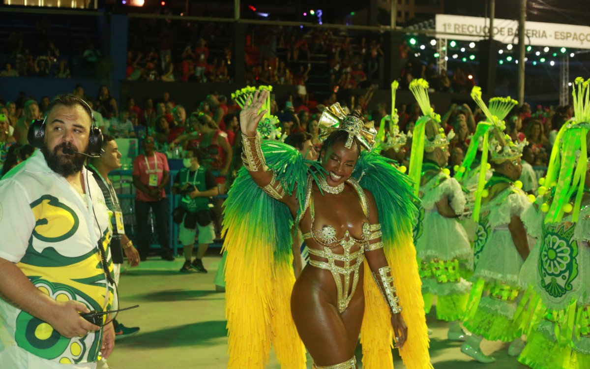 Iza mostra samba no p&eacute; e corp&atilde;o escultural na Marqu&ecirc;s de Sapuca&iacute;
