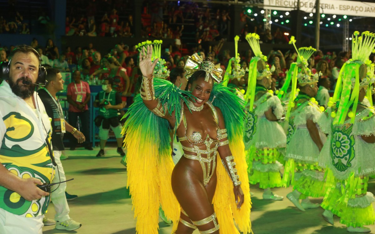 Iza mostra samba no p&eacute; e corp&atilde;o escultural na Marqu&ecirc;s de Sapuca&iacute;
