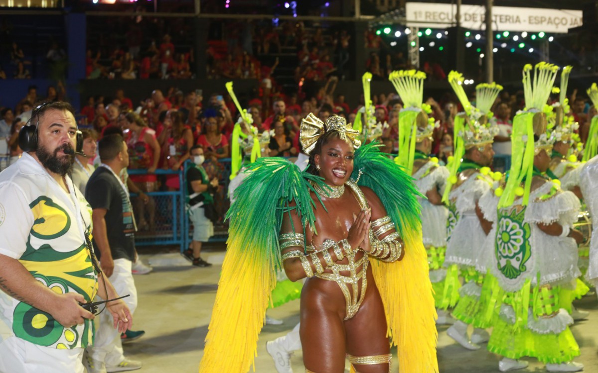 Iza mostra samba no p&eacute; e corp&atilde;o escultural na Marqu&ecirc;s de Sapuca&iacute;