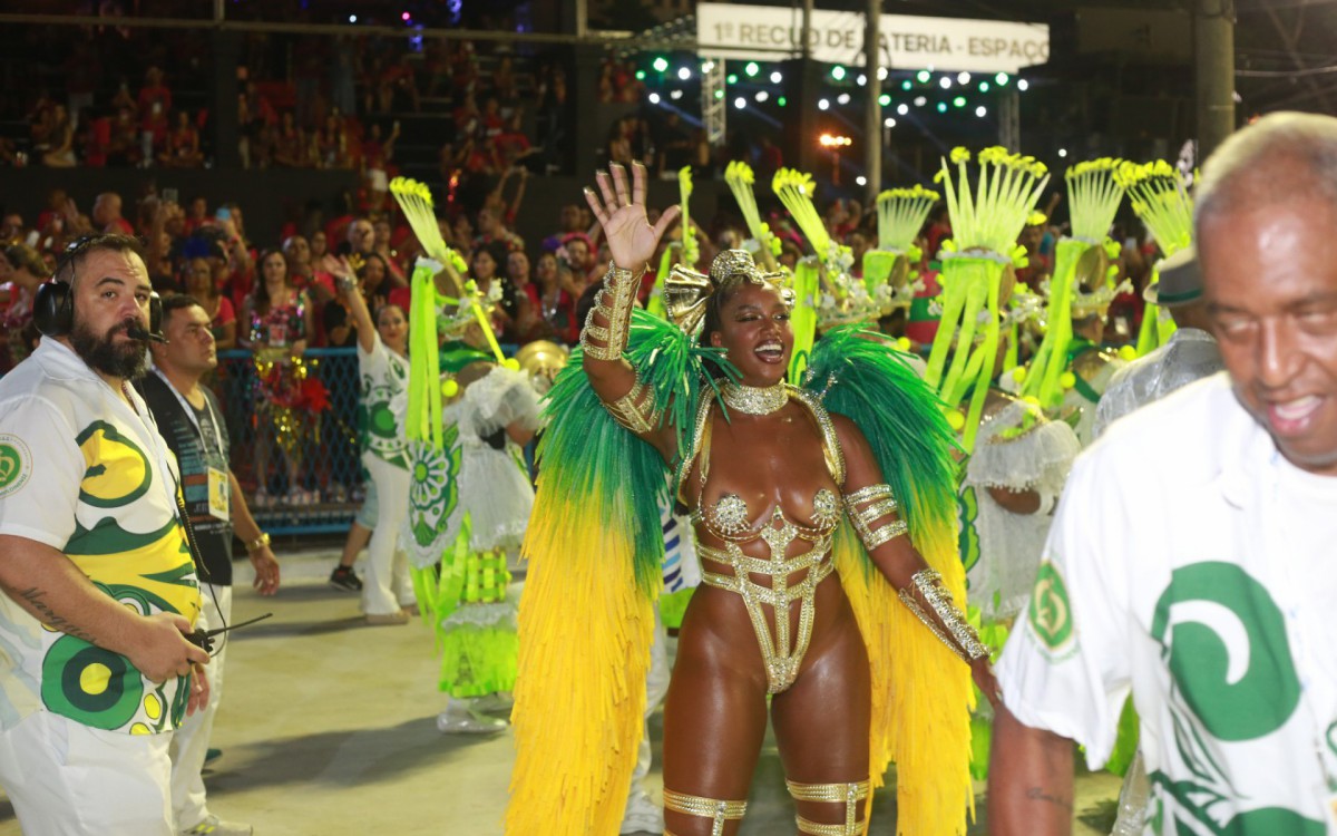 Iza mostra samba no p&eacute; e corp&atilde;o escultural na Marqu&ecirc;s de Sapuca&iacute;
