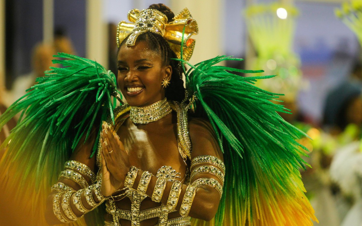 A cantora iza, madrinha de Bateria da Imperatriz Leopoldinense.