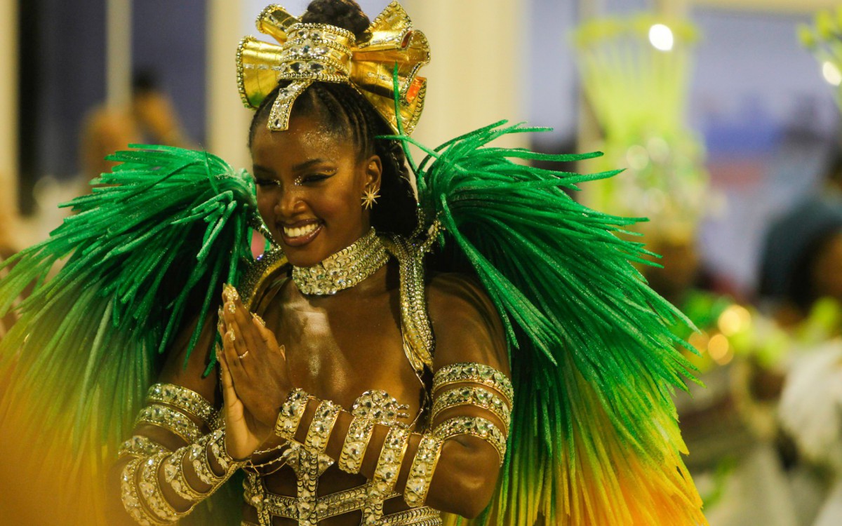 Cantora Iza, rainha de bateria, agradece: beleza e samba no pé - Reginaldo Pimenta
