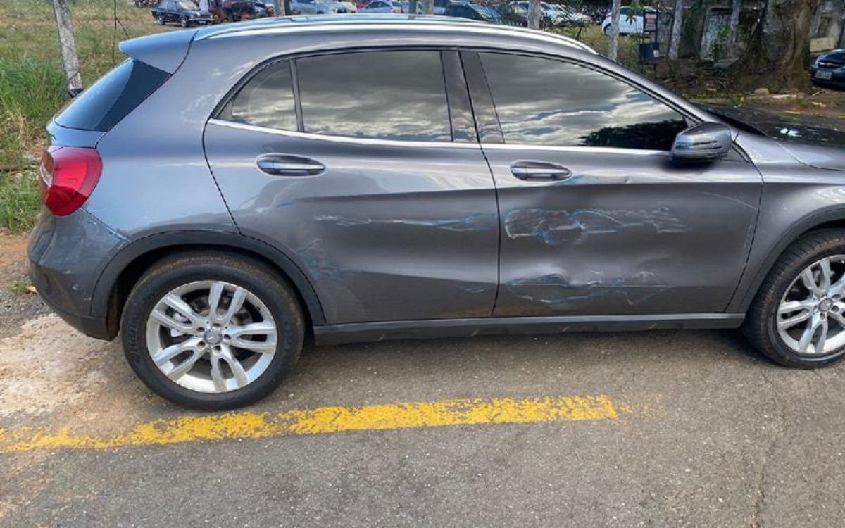 Empresária é presa suspeita de atropelar duas mulheres após briga em distribuidora de bebidas. Na foto, o estado do veículo após o incidente