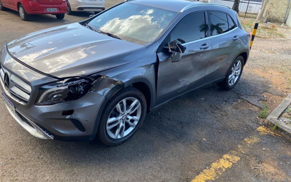 Empresária é presa suspeita de atropelar duas mulheres após briga em distribuidora de bebidas. Na foto, o estado do veículo após o incidente