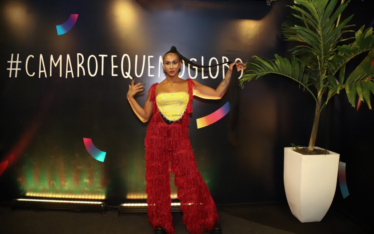 Linn da Quebrada no primeiro dia de desfile das escolas de samba na Sapuca&iacute;