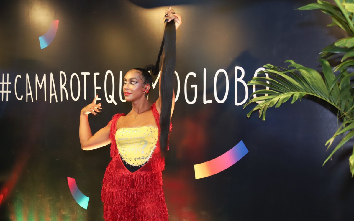 Linn da Quebrada no primeiro dia de desfile das escolas de samba na Sapuca&iacute;