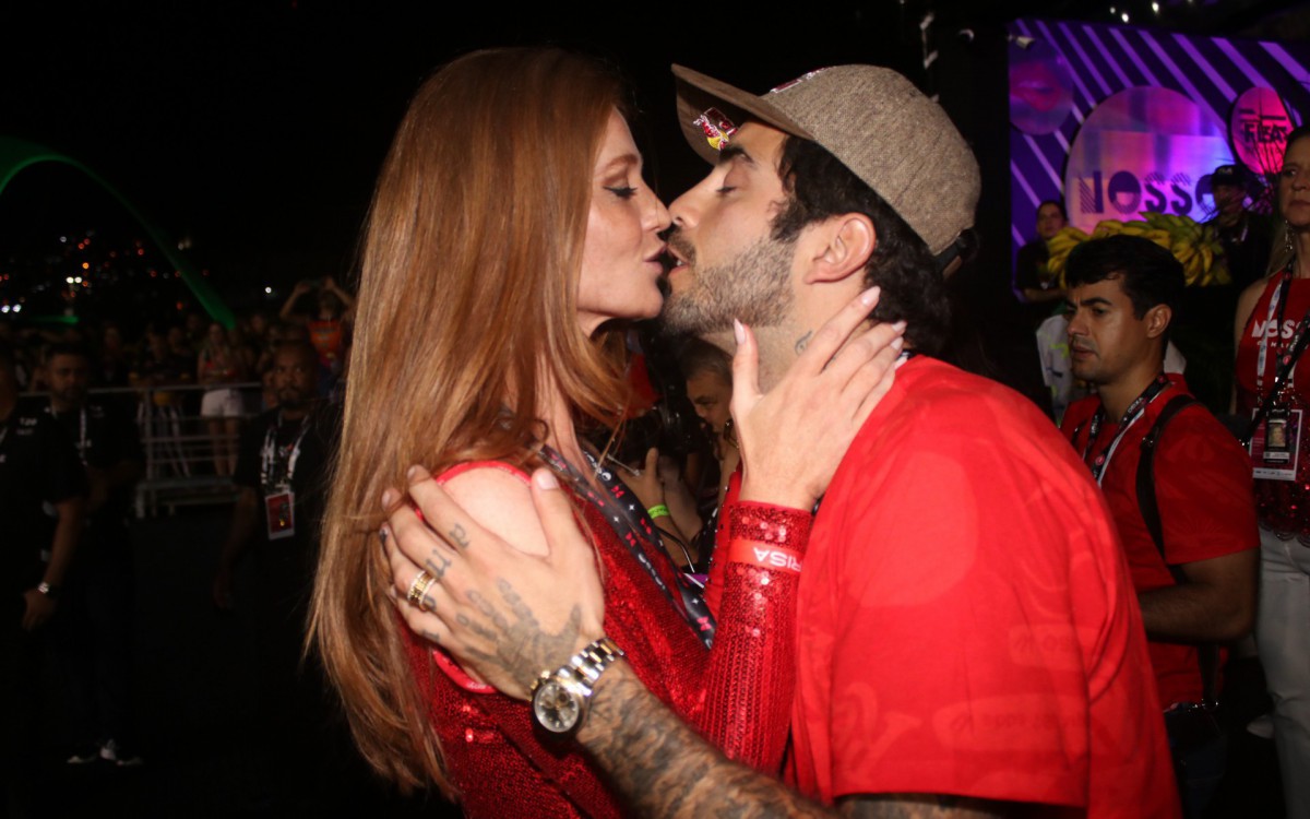 Cintia Dicker e Pedro Scooby beijam muito em camarote na Sapuca&iacute;