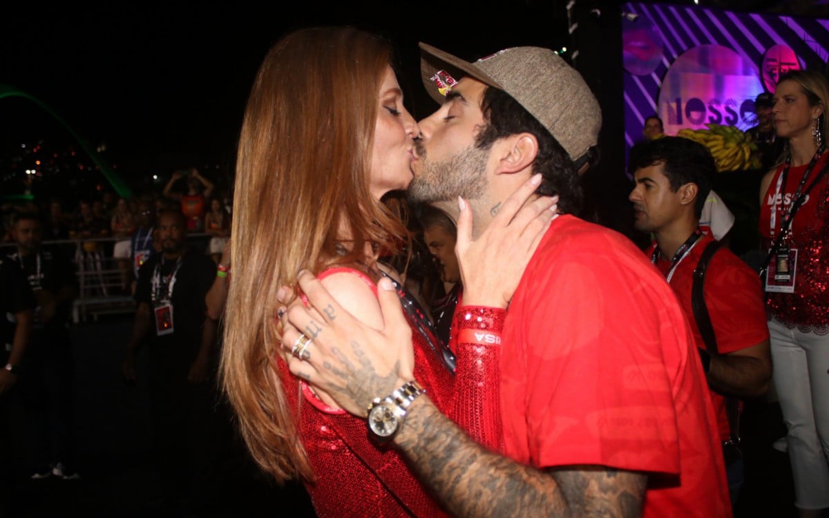 Cintia Dicker e Pedro Scooby beijam muito em camarote na Sapucaí - Rogério Fidalgo / Ag. News