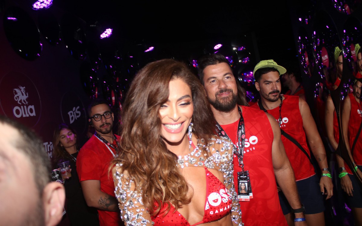 Juliana Paes chega a camarote na Sapuca&iacute; acompanhada pelo marido, Carlos Eduardo Baptista