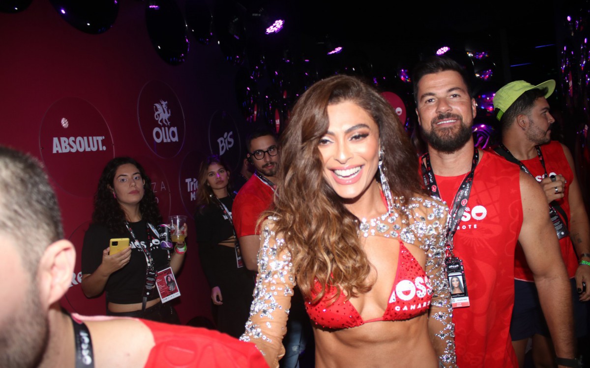 Juliana Paes chega a camarote na Sapuca&iacute; acompanhada pelo marido, Carlos Eduardo Baptista