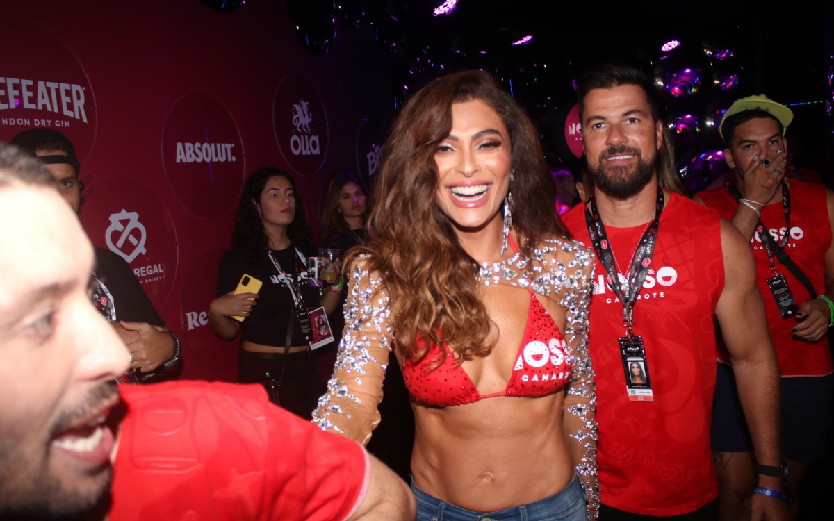 Juliana Paes chega a camarote na Sapuca&iacute; acompanhada pelo marido, Carlos Eduardo Baptista