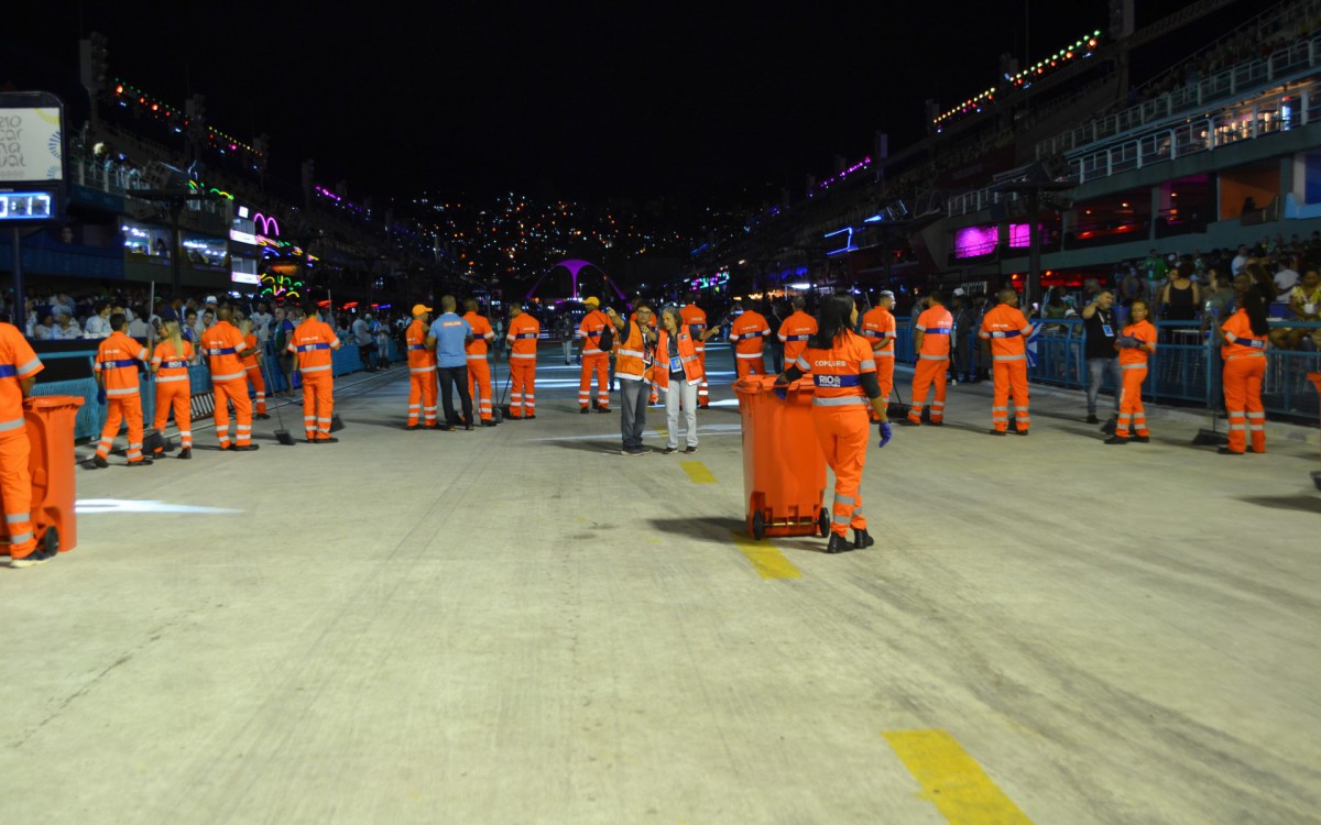No segundo dia de desfiles das Escolas de Samba da Série Ouro, a Comlurb removeu 36 toneladas de lixo do Sambódromo