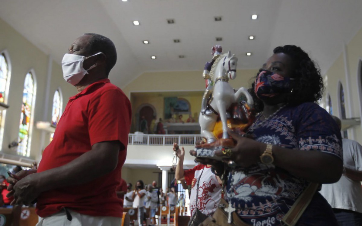 Celebra&ccedil;&otilde;es no feriado de S&atilde;o Jorge re&uacute;nem anualmente milhares de pessoas em Quintino, Zona Norte do Rio