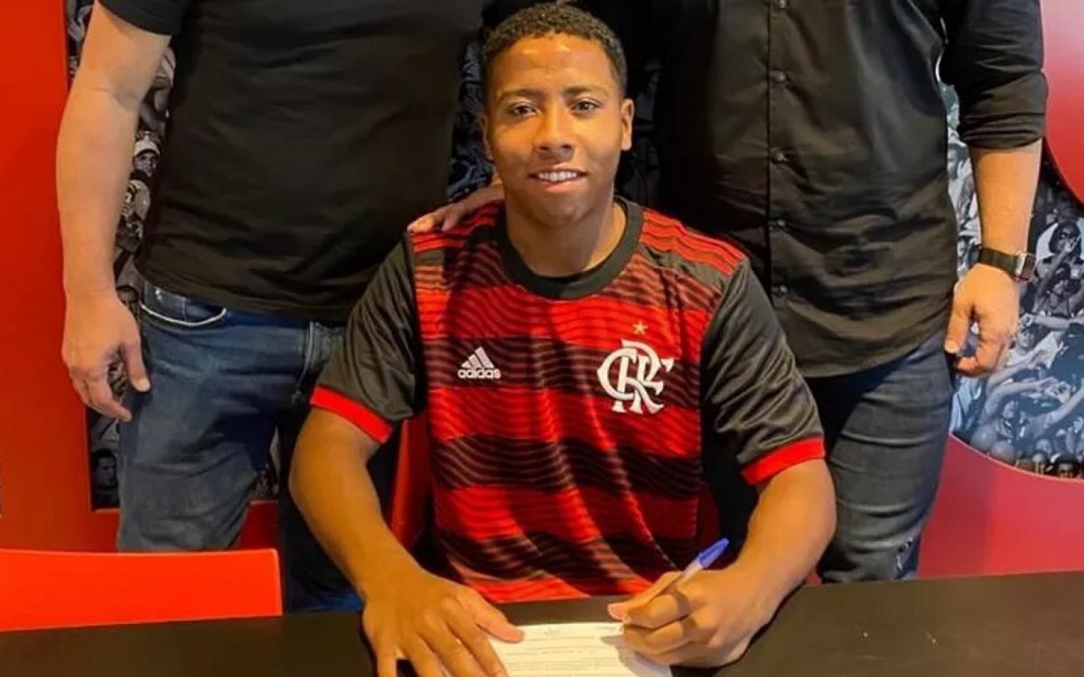 Edmilson assina primeiro contrato profissional com o Flamengo