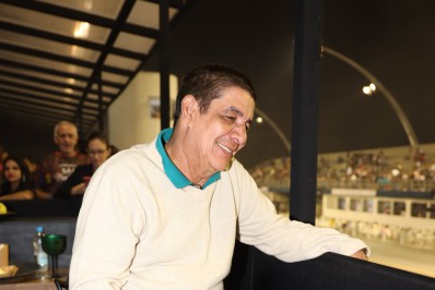 Puro estilo! De papete e meia, Zeca Pagodinho curte Carnaval de São Paulo  