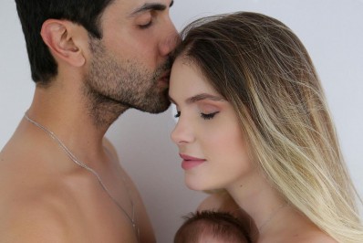 Bárbara Evans posta fotos de ensaio delicado com o marido e a filha recém-nascida