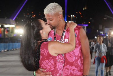 Famosos curtem segundo dia de Carnaval na Marquês de Sapucaí e beijam muito 