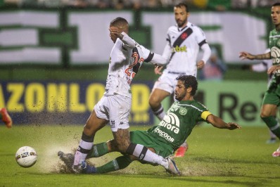 Com pressão e forte chuva, Vasco empata com Chapecoense na Série B
