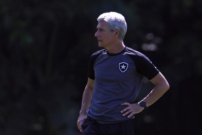 Saravia destaca forma de jogar do Botafogo com Luís Castro: 'Muito exigente'