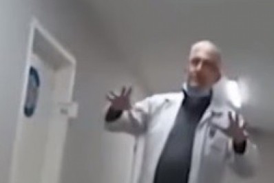 Vídeo: médico se irrita com impressora e viraliza ao desabafar no corredor de UPA