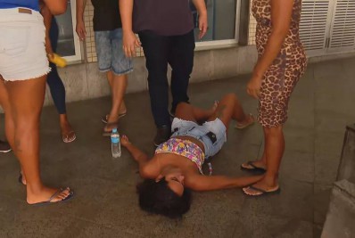 Mãe de menina que morreu atropelada por carro alegórico desmaia ao chegar no hospital