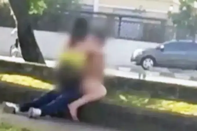 Casal é flagrado fazendo sexo em avenida movimentada de Santos 

 - Reprodução