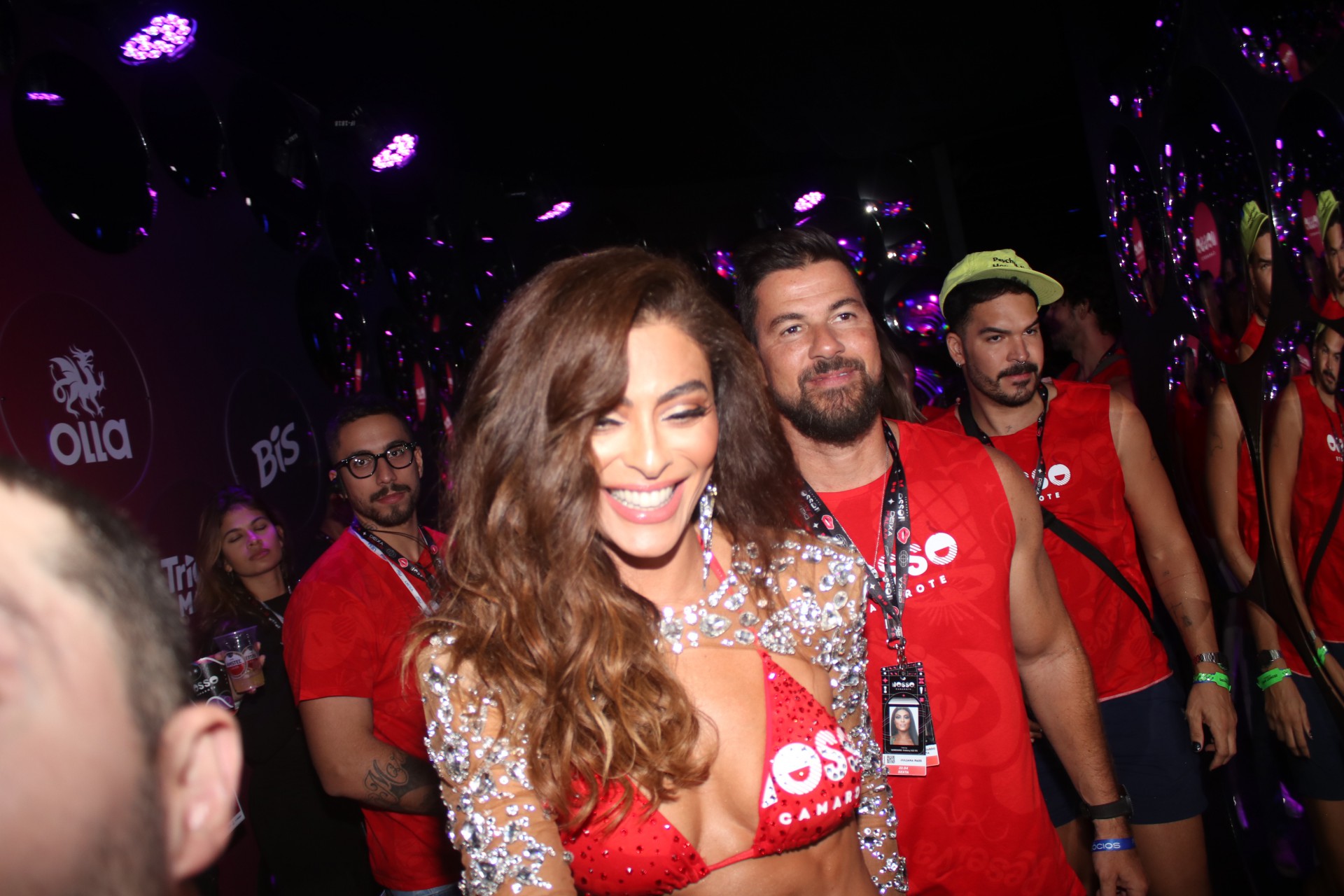Juliana Paes chega a camarote na Sapucaí acompanhada pelo marido, Carlos Eduardo Baptista - Rogério Fidalgo / Ag. News