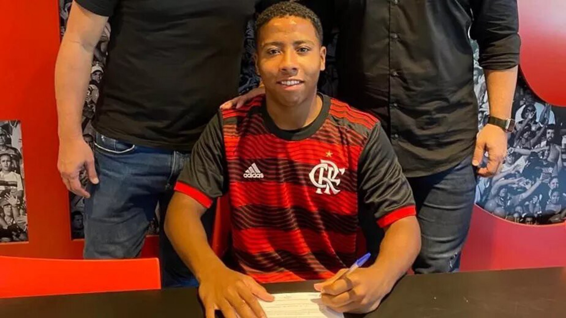 Edmilson assina primeiro contrato profissional com o Flamengo - Foto: Divulgação/Flamengo