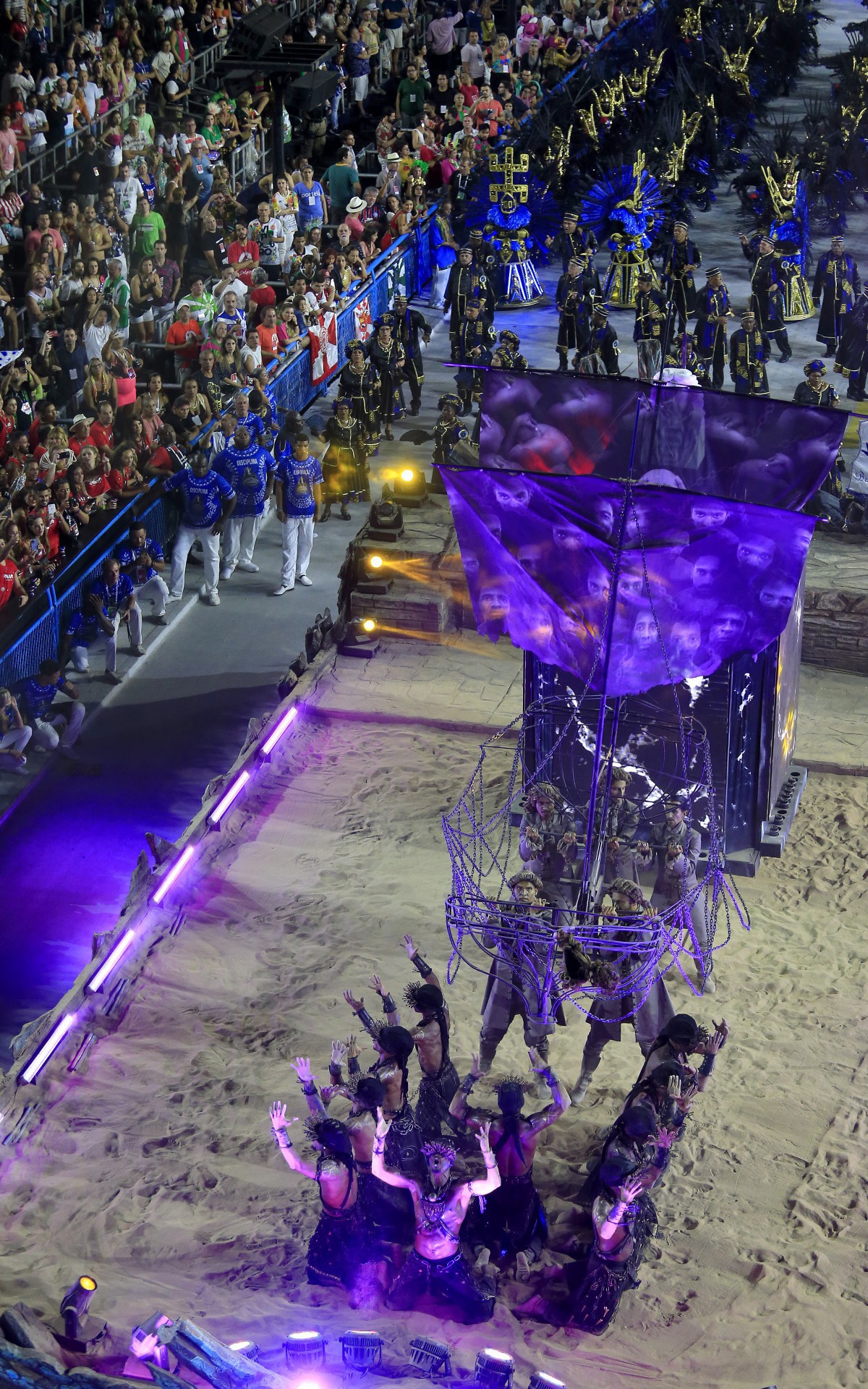 Beija-Flor fechou primeiro dia de desfiles