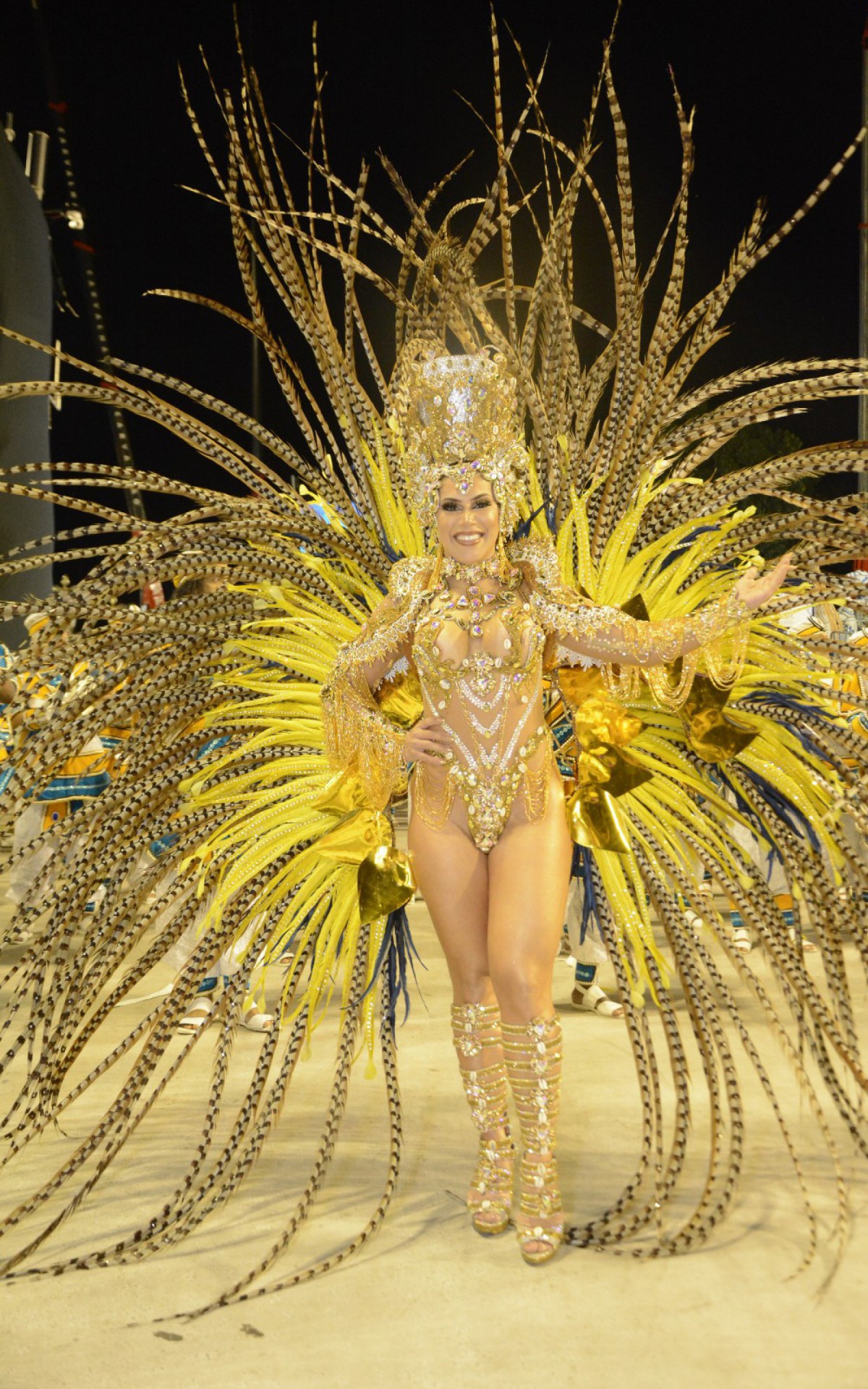 Thay Magalh&atilde;es &eacute; a rainha de bateria da Para&iacute;so do Tuiuti