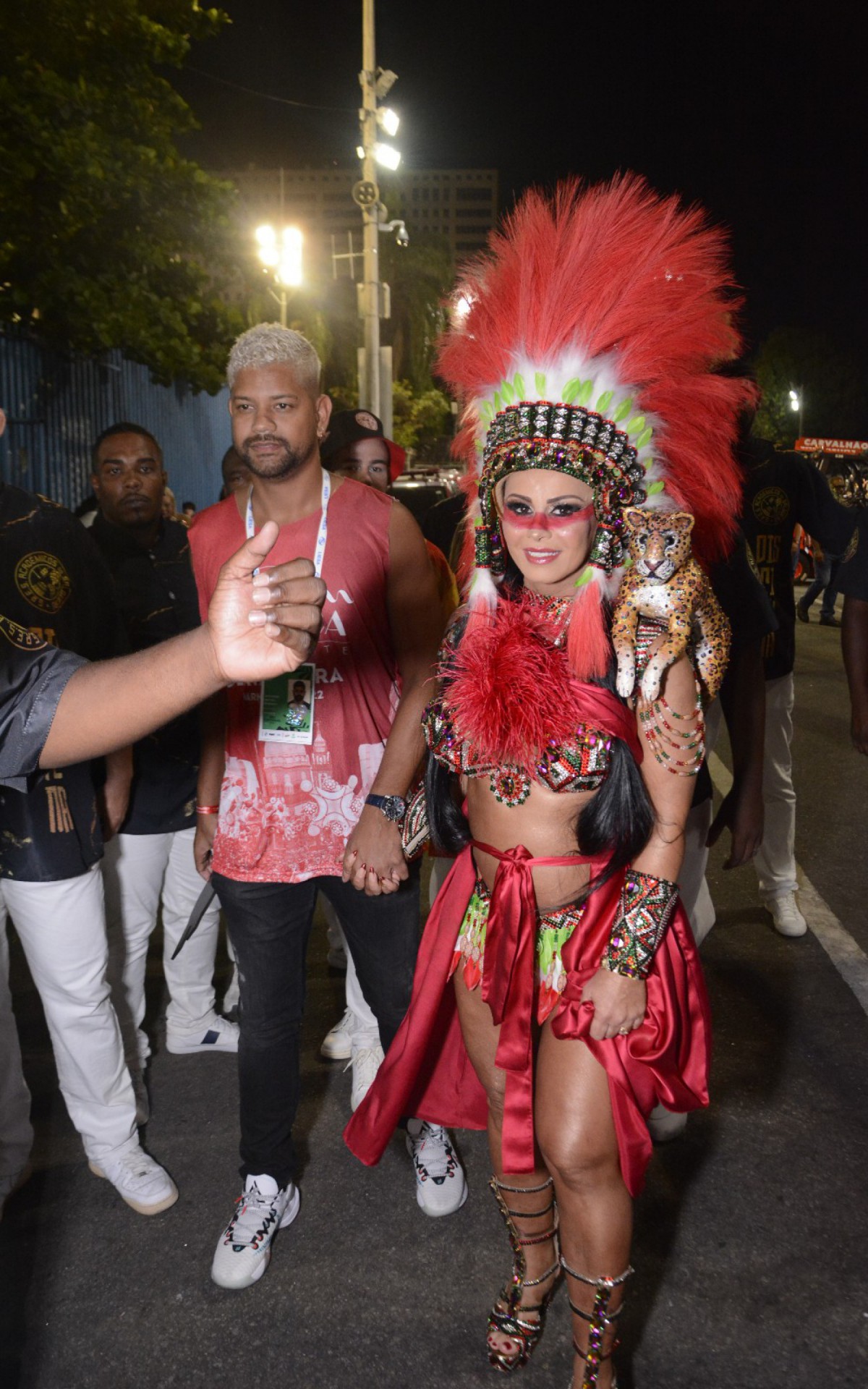 Guilherme Milit&atilde;o e Viviane Ara&uacute;jo chegam &agrave; concentra&ccedil;&atilde;o do Salgueiro, na Marqu&ecirc;s de Sapuca&iacute;, na noite desta sexta-feira