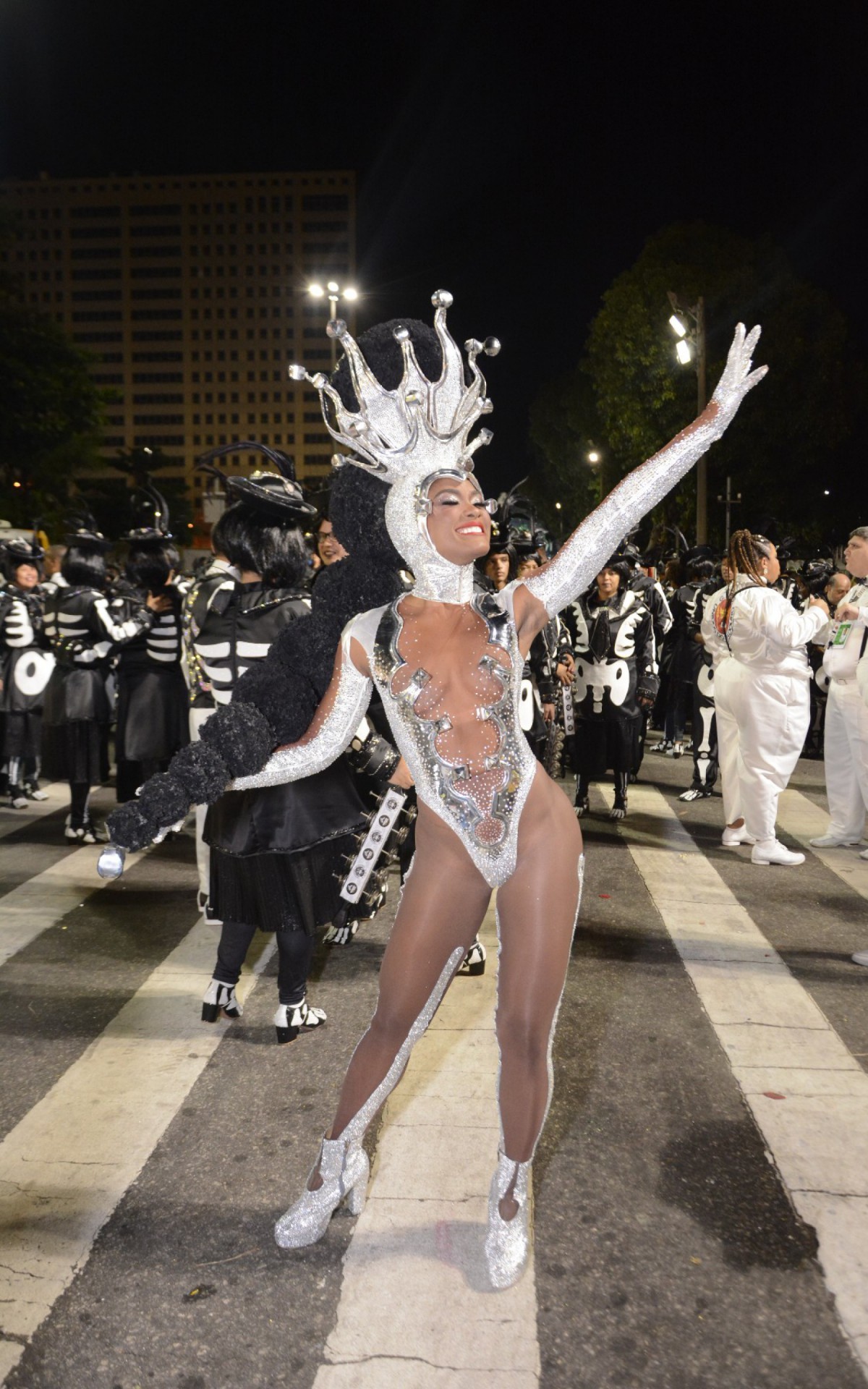 A atriz já está na concentração esperando para entrar na Avenida - Ag. News