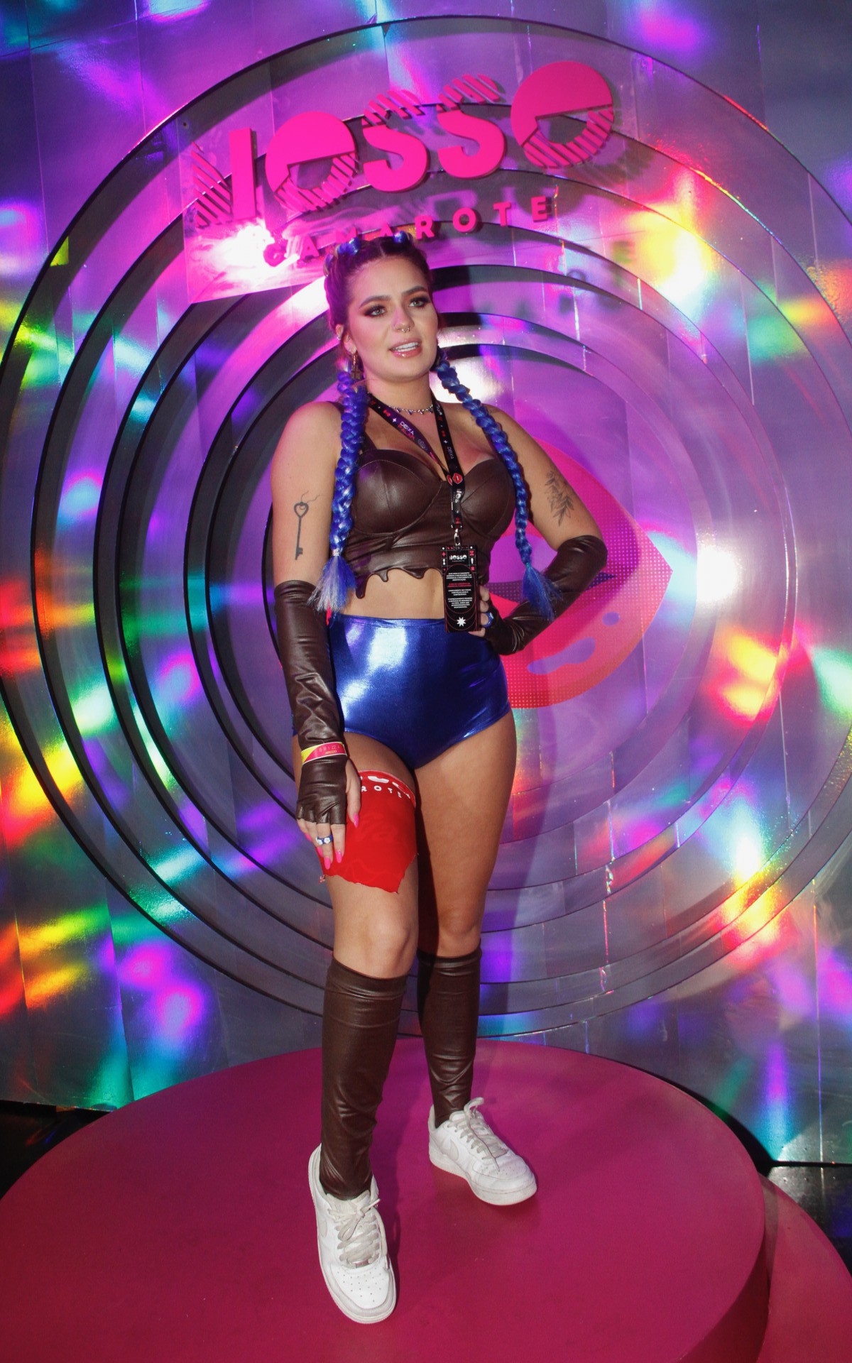 Viih Tube est&aacute; em camarote na Sapuca&iacute; a trabalho