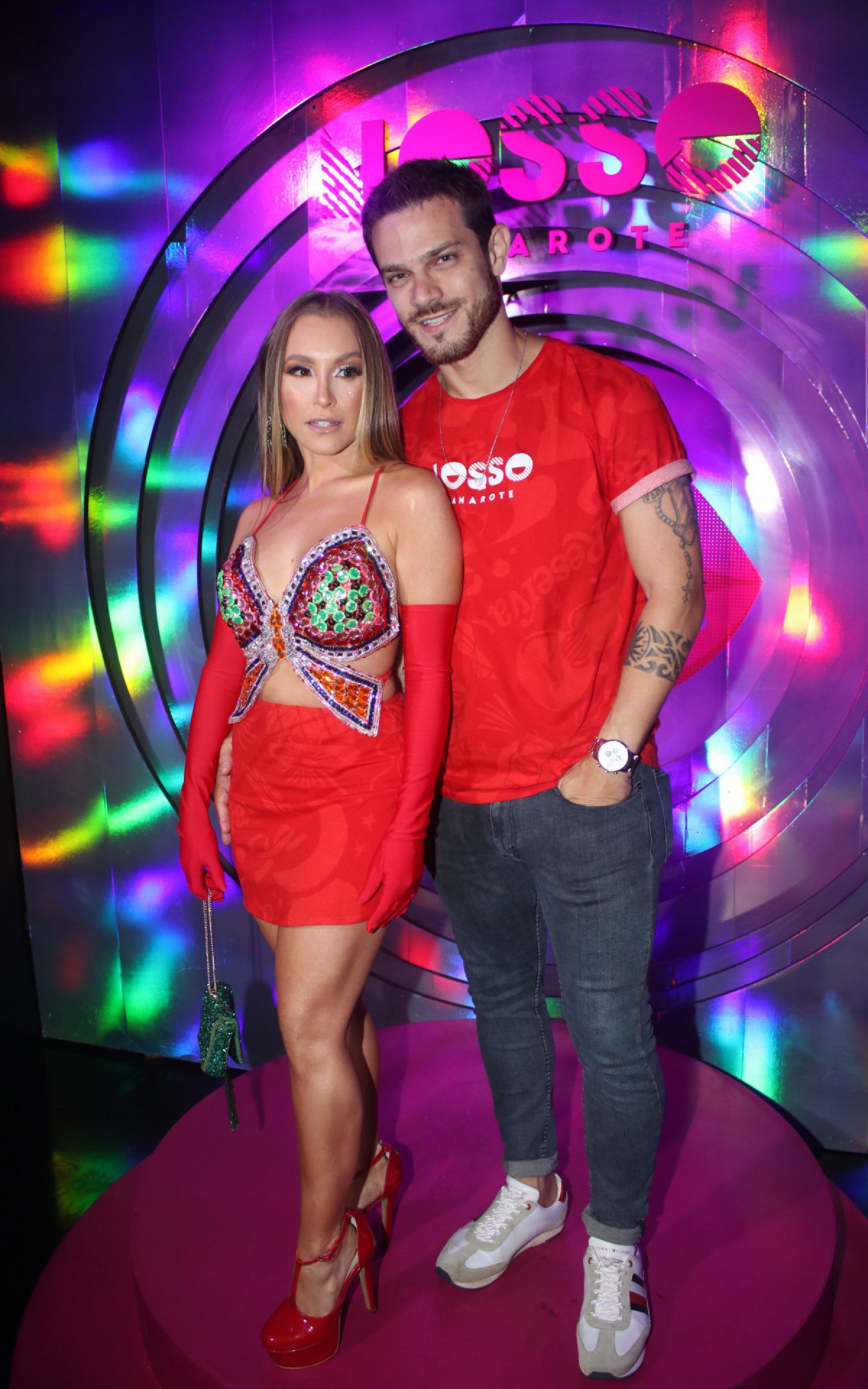 Carla Diaz curte desfile das escolas de samba com namorado, Felipe Becari, em camarote na Sapuca&iacute;